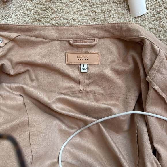 BLANKNYC Women's Faux Suede Cropped Moto Bomber Jacket in Sand Dune - Picture 2 of 6